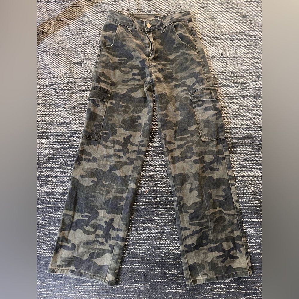 SHEIN petite XXS distressed Camouflage Pants
